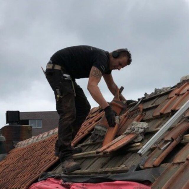 Dennis Schotsman van Timmerbedrijf Den Bouw aan het werk op een dak