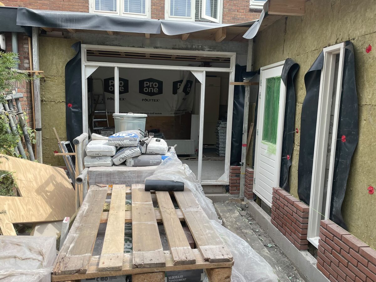 Aanbouw in opbouw met isolatie en kozijnen