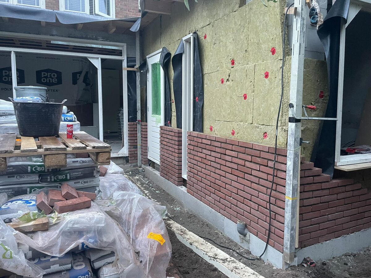 Metselwerk in uitvoering bij een uitbouw