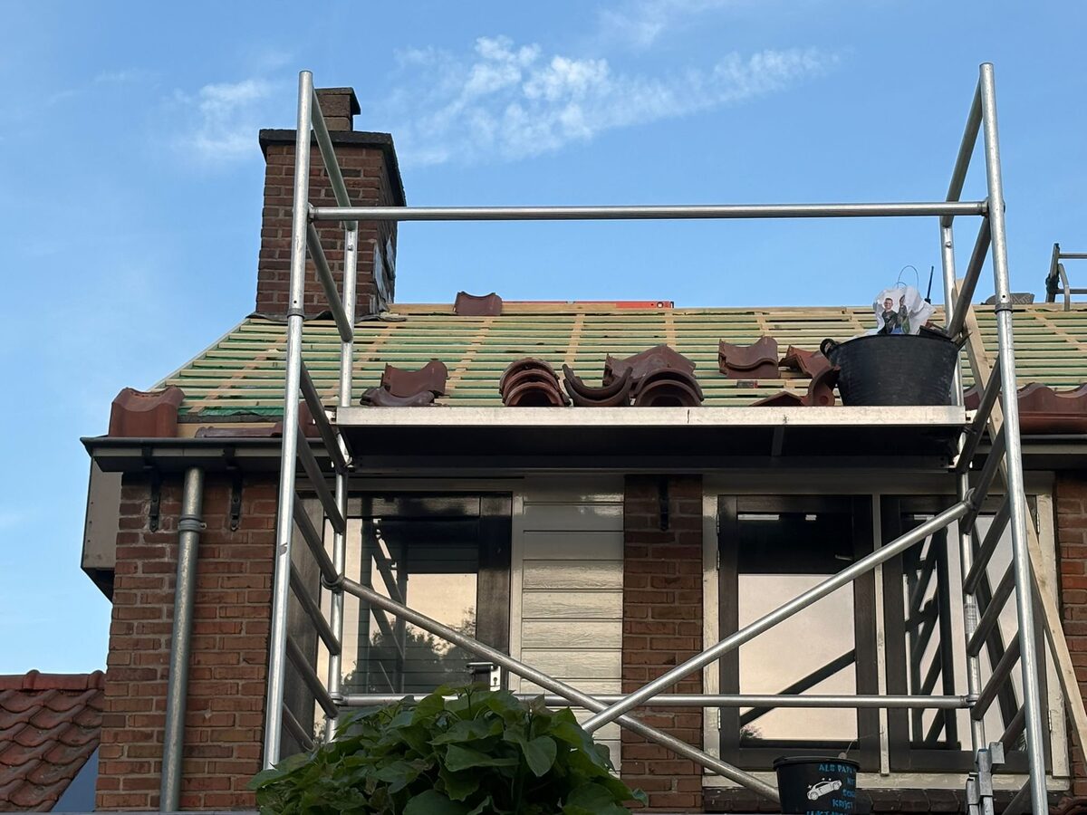 Dak waarbij dakpannen opnieuw worden gelegd