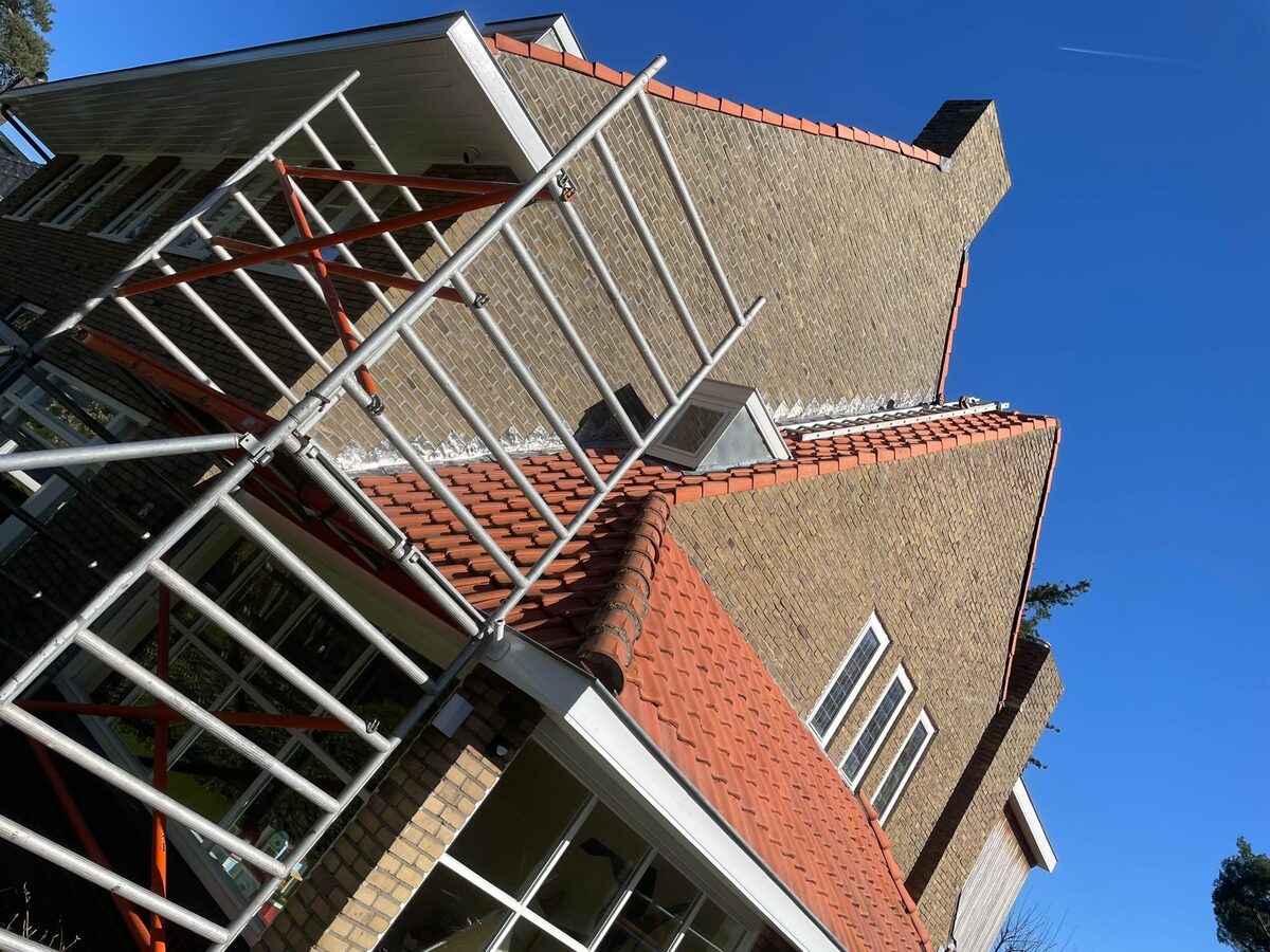 Dak met steiger tijdens onderhoudswerkzaamheden