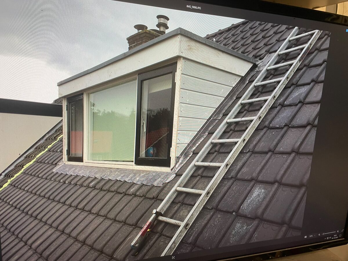 Nieuwe dakkapel met groot kozijn op een dak